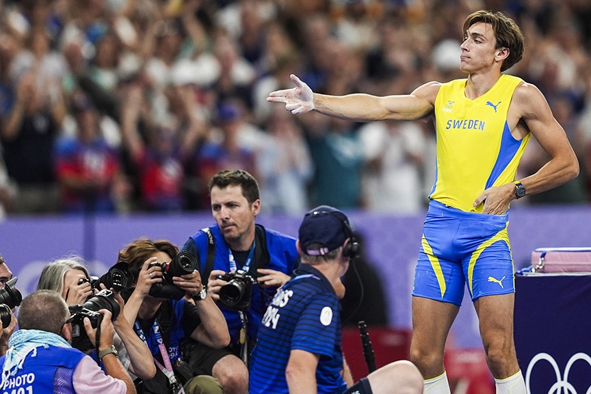 Olimpiya rekordu qıran atlet Yusuf Dikeç pozu verib