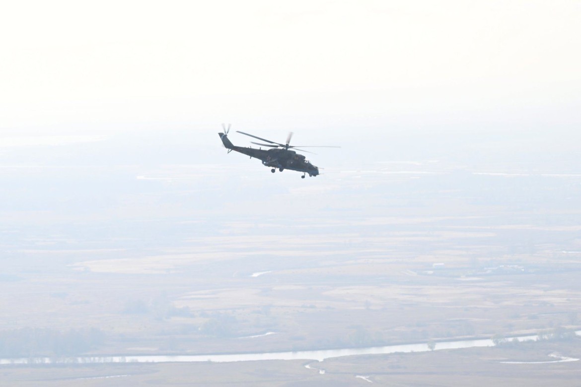Prezident İlham Əliyevin təyyarəsini Kazana enərkən hərbi helikopterlər müşayiət edib