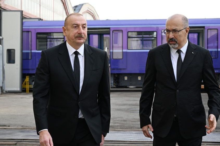 Prezident İlham Əliyev Bakıda komplektləşdirilən yeni nəsil metro qatarları ilə tanış olub
