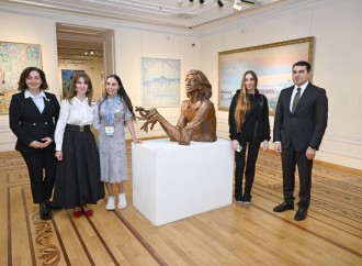 Heydər Əliyev Fondunun vitse-prezidenti Leyla Əliyeva və Bakı Media Mərkəzinin rəhbəri Arzu Əliyeva Milli İncəsənət Muzeyində təşkil olunan sərgiləri ziyarət ediblər