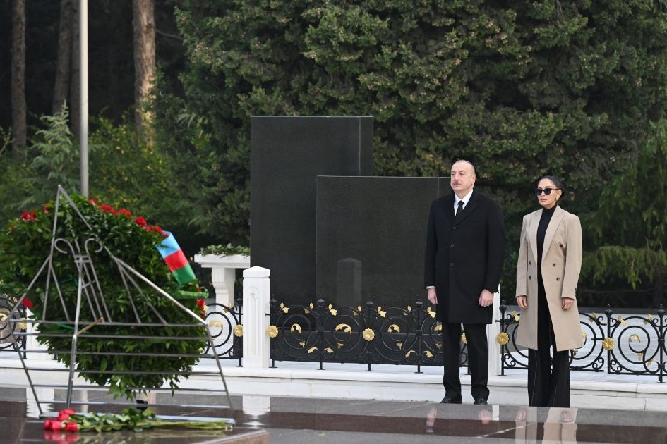 Prezident İlham Əliyev və Birinci xanım Mehriban Əliyeva Ümummilli Lider Heydər Əliyevin məzarını ziyarət ediblər