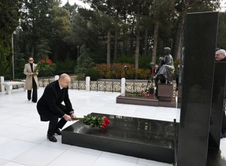 Prezident İlham Əliyev və Birinci xanım Mehriban Əliyeva Ümummilli Lider Heydər Əliyevin məzarını ziyarət ediblər