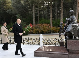 Prezident İlham Əliyev və Birinci xanım Mehriban Əliyeva Ümummilli Lider Heydər Əliyevin məzarını ziyarət ediblər