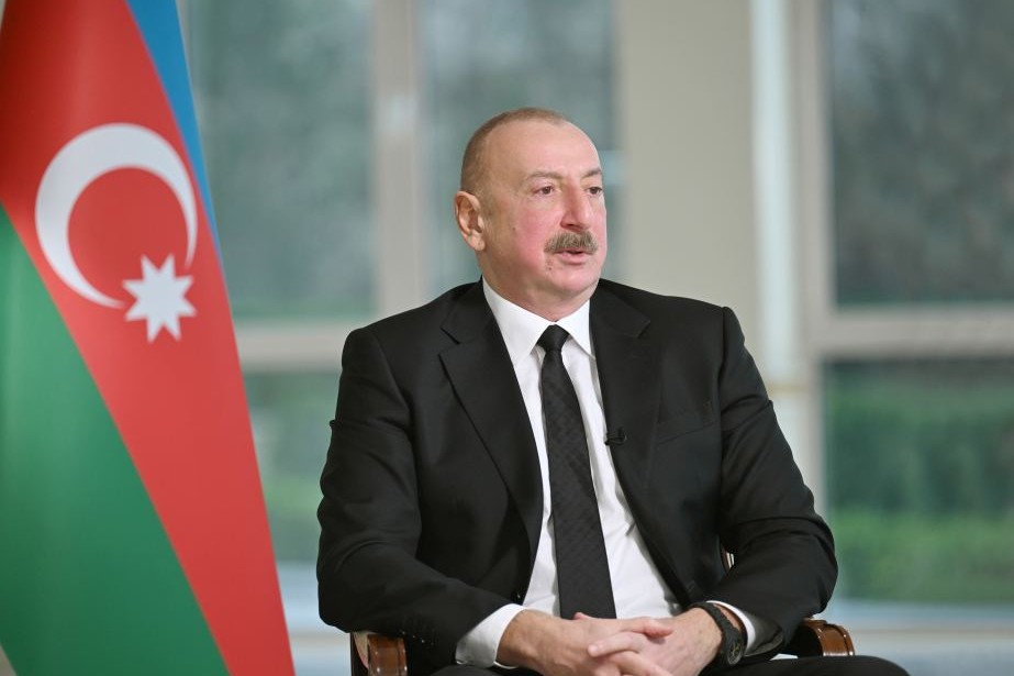 Prezident İlham Əliyev Gürcüstandakı etirazlar haqqında: Yenə də Makronun qulaqları görünür