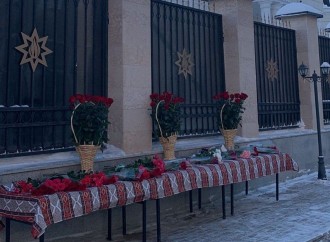 Qazaxstanlılar Azərbaycanın Astanadakı səfirliyinin önünə gül dəstələri düzürlər