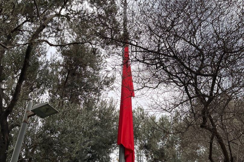Türkiyə səfirliyində bayraqlar yarıya kimi endirilib