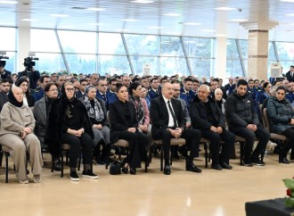 Prezident İlham Əliyev və Birinci xanım Mehriban Əliyeva təyyarə qəzasında həlak olan ekipaj üzvlərinin vida mərasimində iştirak ediblər