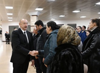 Prezident İlham Əliyev və Birinci xanım Mehriban Əliyeva təyyarə qəzasında həlak olan ekipaj üzvlərinin vida mərasimində iştirak ediblər