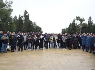 Xalq ekipaj üzvlərinin nəşlərinin dəfni üçün II Fəxri xiyabana axın edir