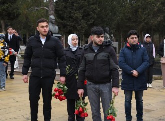 Xalq ekipaj üzvlərinin nəşlərinin dəfni üçün II Fəxri xiyabana axın edir