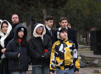 Xalq ekipaj üzvlərinin nəşlərinin dəfni üçün II Fəxri xiyabana axın edir