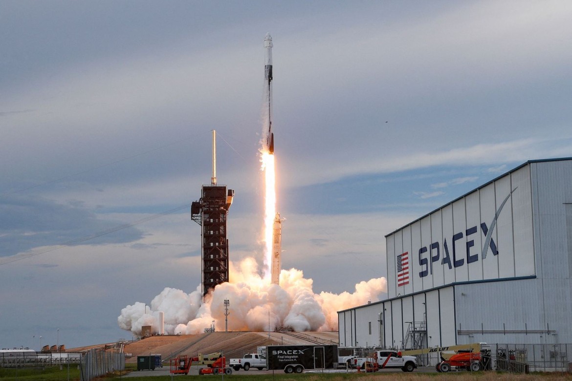 SpaceX raketinin nəzarətdən çıxması uçuşları dayandırıb