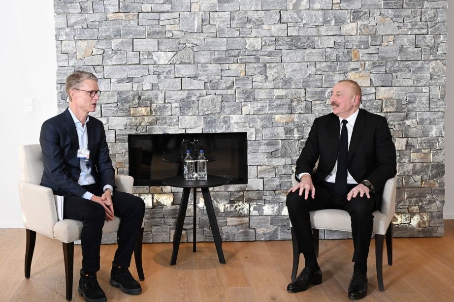 Prezident İlham Əliyev Davosda “Carlsberg Group” şirkətinin Baş icraçı direktoru Yakob Aarup-Andersen ilə görüşüb
