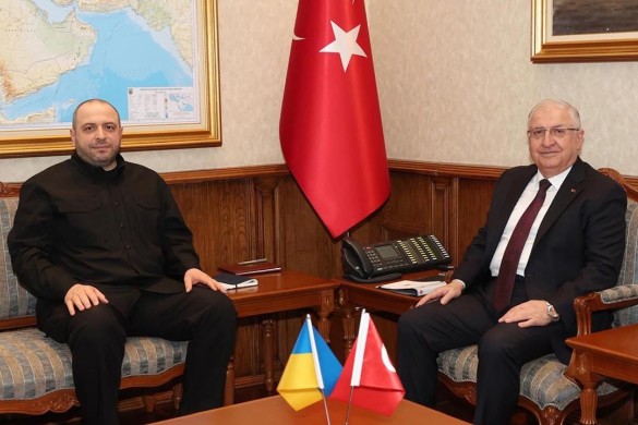 Türkiyənin müdafiə naziri Ukraniyalı həmkarı ilə görüşüb