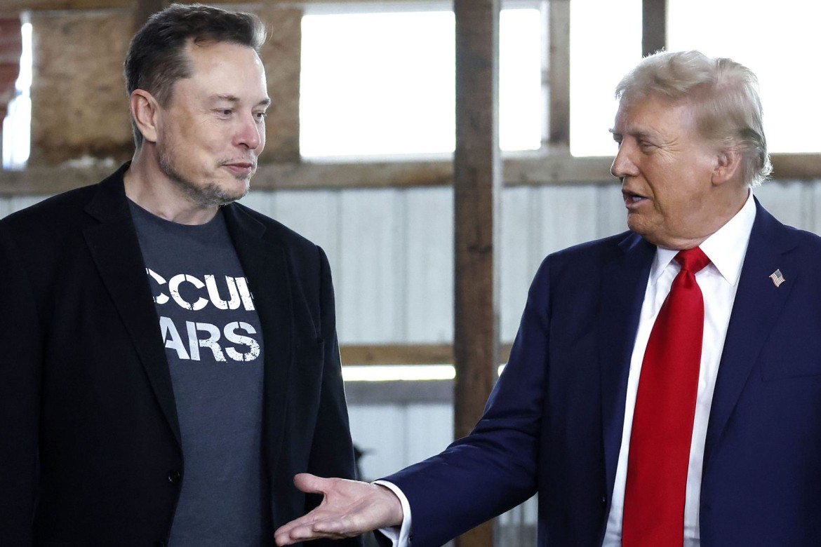 Tramp Maskı dəstəkləmək üçün Tesla alacağını açıqlayıb