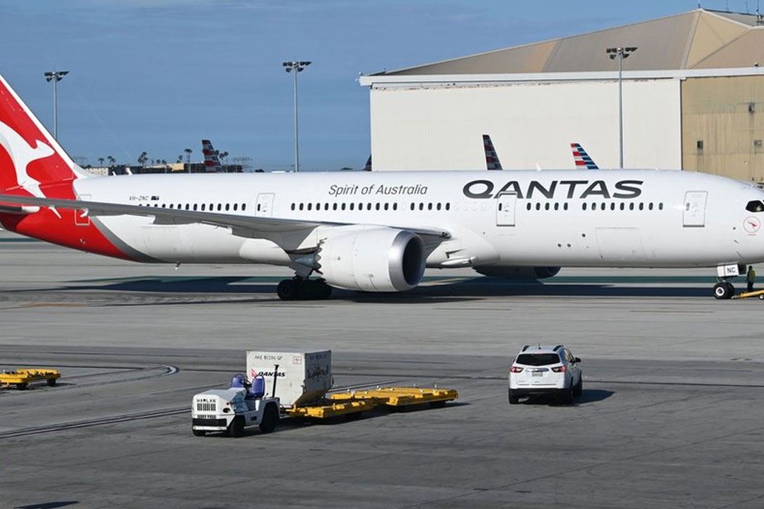 Qantas təyyarəsi Sidneyə təcili eniş edib