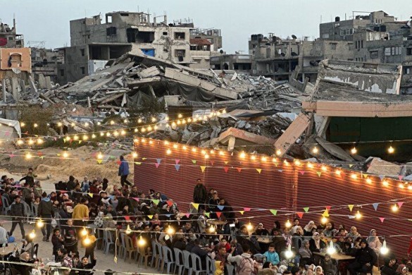 Qəzzada dağıntılar arasında kütləvi iftar süfrəsi