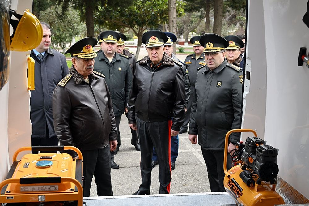 Zakir Həsənov ambulator xidmətlər üçün nəzərdə tutulmuş xüsusi avtomobillərlə tanış oldu