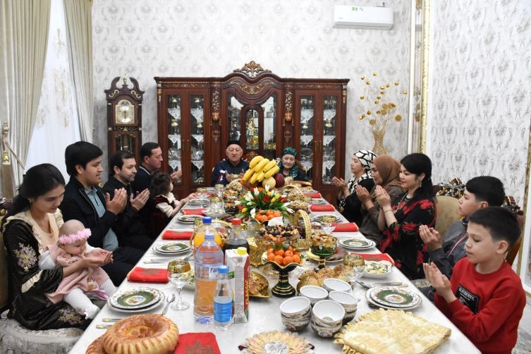 Özbəkistanda Ramazan ənənəsi- kütləvi iftar süfrəsi