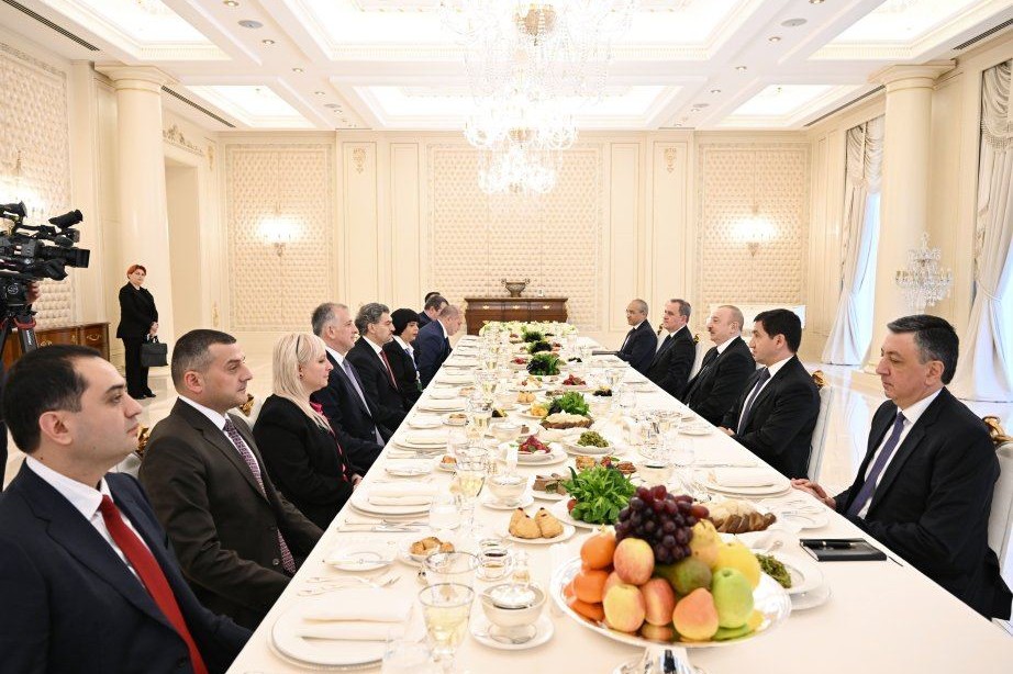 Prezident İlham Əliyevin Gürcüstanın Prezidenti Mixeil Kavelaşvili ilə nahar əsnasında geniş tərkibdə görüşü olub