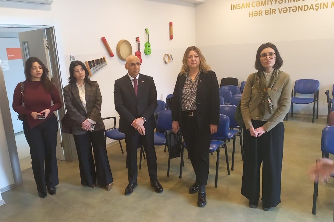 Autizmli uşaqlarla kreativ gün: BƏƏ və Air Arabia nümayəndələri fincan boyadı, xatirələr paylaşdı