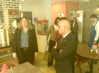 Autizmli uşaqlarla kreativ gün: BƏƏ və Air Arabia nümayəndələri fincan boyadı, xatirələr paylaşdı
