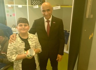 Autizmli uşaqlarla kreativ gün: BƏƏ və Air Arabia nümayəndələri fincan boyadı, xatirələr paylaşdı