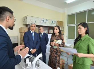 Heydər Əliyev Fondunun vitse-prezidenti Leyla Əliyeva Hanoyda görmə qabiliyyəti məhdud şəxslər üçün məktəbdə olub