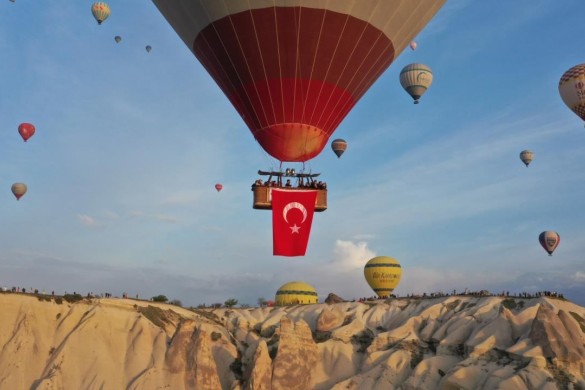 Türk bayraqları Kapadokya səmasında dalğalanır