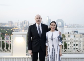 Prezident İlham Əliyev, Birinci xanım Mehriban Əliyeva və Baş katib To Lam və xanımı No Fon Li Vyetnam rəsm əsərlərindən ibarət sərgi ilə tanış olublar