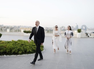 Prezident İlham Əliyev, Birinci xanım Mehriban Əliyeva və Baş katib To Lam və xanımı No Fon Li Vyetnam rəsm əsərlərindən ibarət sərgi ilə tanış olublar