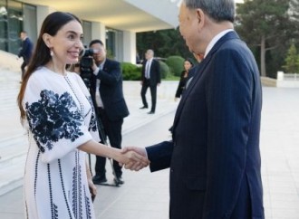 Prezident İlham Əliyev, Birinci xanım Mehriban Əliyeva və Baş katib To Lam və xanımı No Fon Li Vyetnam rəsm əsərlərindən ibarət sərgi ilə tanış olublar