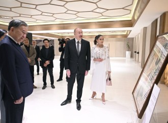 Prezident İlham Əliyev, Birinci xanım Mehriban Əliyeva və Baş katib To Lam və xanımı No Fon Li Vyetnam rəsm əsərlərindən ibarət sərgi ilə tanış olublar