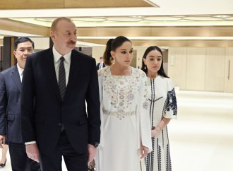 Prezident İlham Əliyev, Birinci xanım Mehriban Əliyeva və Baş katib To Lam və xanımı No Fon Li Vyetnam rəsm əsərlərindən ibarət sərgi ilə tanış olublar