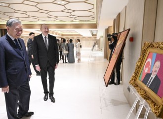 Prezident İlham Əliyev, Birinci xanım Mehriban Əliyeva və Baş katib To Lam və xanımı No Fon Li Vyetnam rəsm əsərlərindən ibarət sərgi ilə tanış olublar