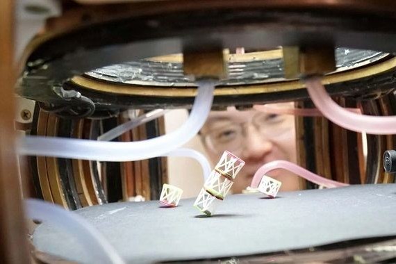 Alimlər forma dəyişən maqnit robot-material hazırlayıb