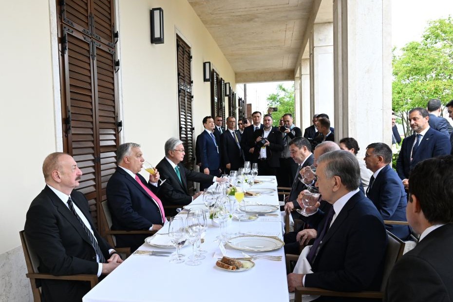Prezident İlham Əliyev Budapeştdə TDT-nin dövlət və hökumət başçılarının şərəfinə verilən rəsmi lançda iştirak edib