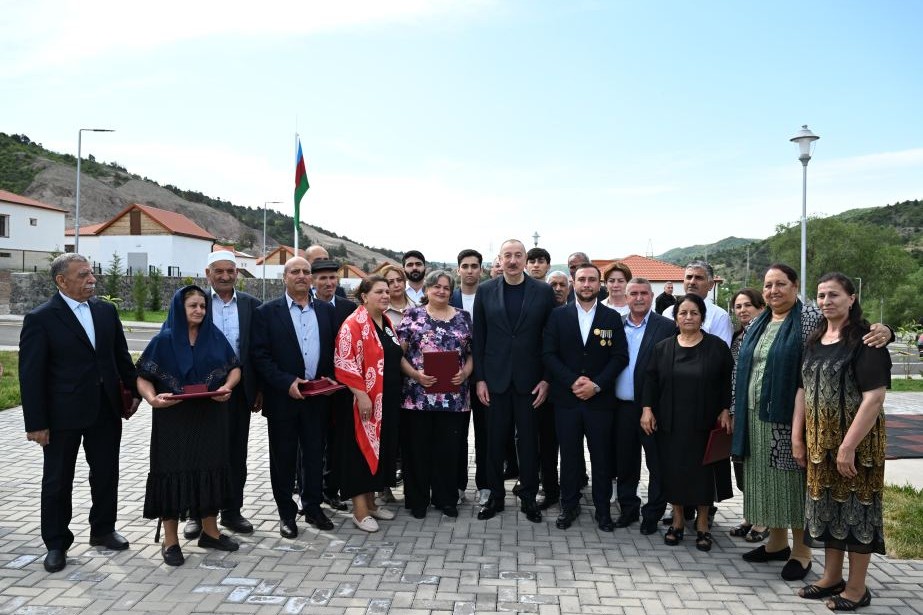 Prezident İlham Əliyev Laçının Bəylik kəndinə köçən sakinlərlə görüşüb, onlara evlərin açarlarını təqdim edib