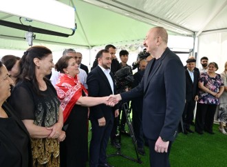 Prezident İlham Əliyev Laçının Bəylik kəndinə köçən sakinlərlə görüşüb, onlara evlərin açarlarını təqdim edib