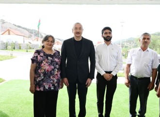 Prezident İlham Əliyev Laçının Bəylik kəndinə köçən sakinlərlə görüşüb, onlara evlərin açarlarını təqdim edib