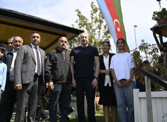 Prezident İlham Əliyev Laçın şəhərində sakinlərlə görüşüb