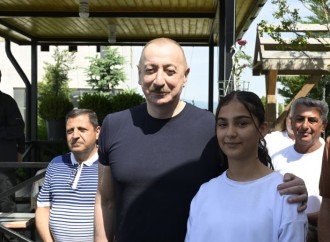 Prezident İlham Əliyev Laçın şəhərində sakinlərlə görüşüb