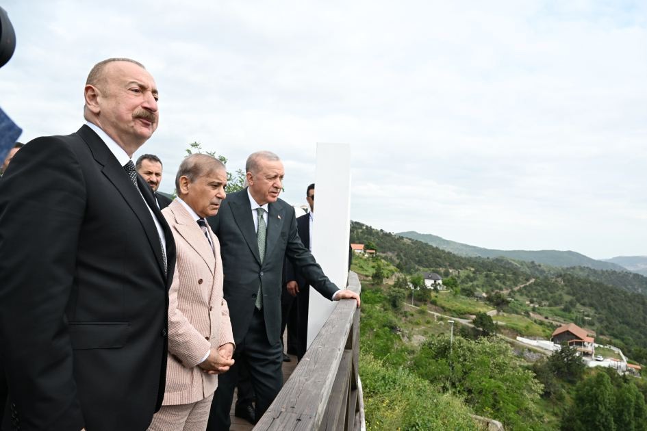 Prezident İlham Əliyev, Türkiyə Prezidenti və Pakistanın Baş naziri Laçın şəhərində seyrəngahda olublar