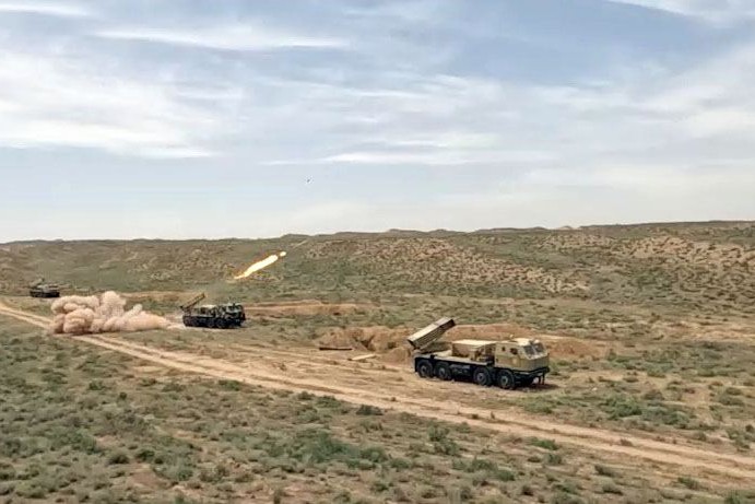 Raket-artilleriya batareyalarının döyüş atışlı taktiki təlimləri keçirilib