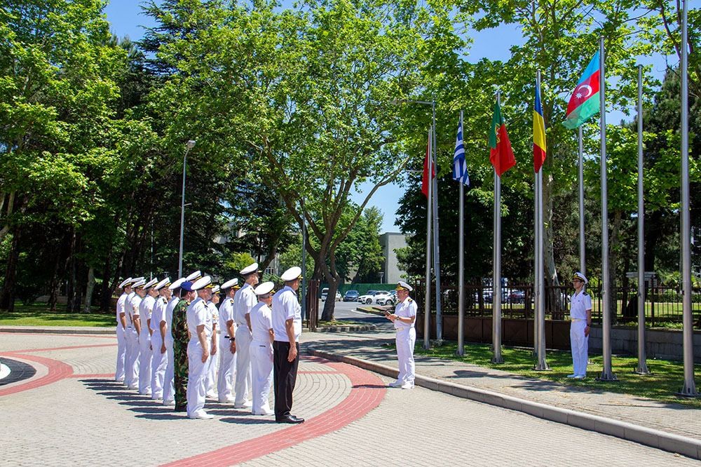 NATO-a məxsus mərkəzdə Azərbaycan bayrağı qaldırılıb