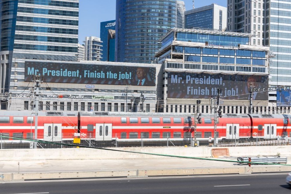 Təl-Əvivdə Tramp ilə bağlı plakat: “Cənab Prezident, bu işi bitirin!”