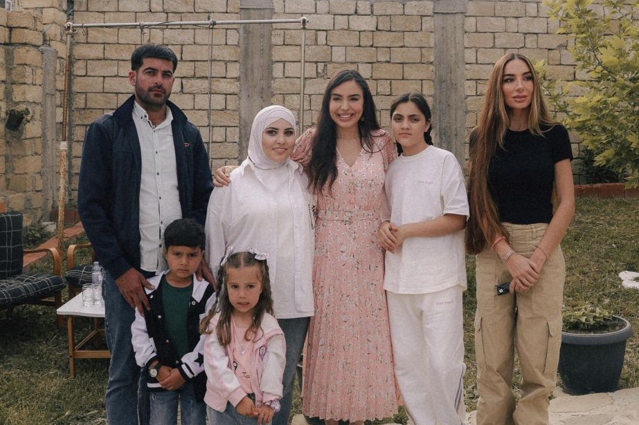 Heydər Əliyev Fondunun vitse-prezidenti Leyla Əliyeva və Bakı Media Mərkəzinin rəhbəri Arzu Əliyeva Xızıda “Gənc arıçı” layihəsinin iştirakçısı ilə görüşüb