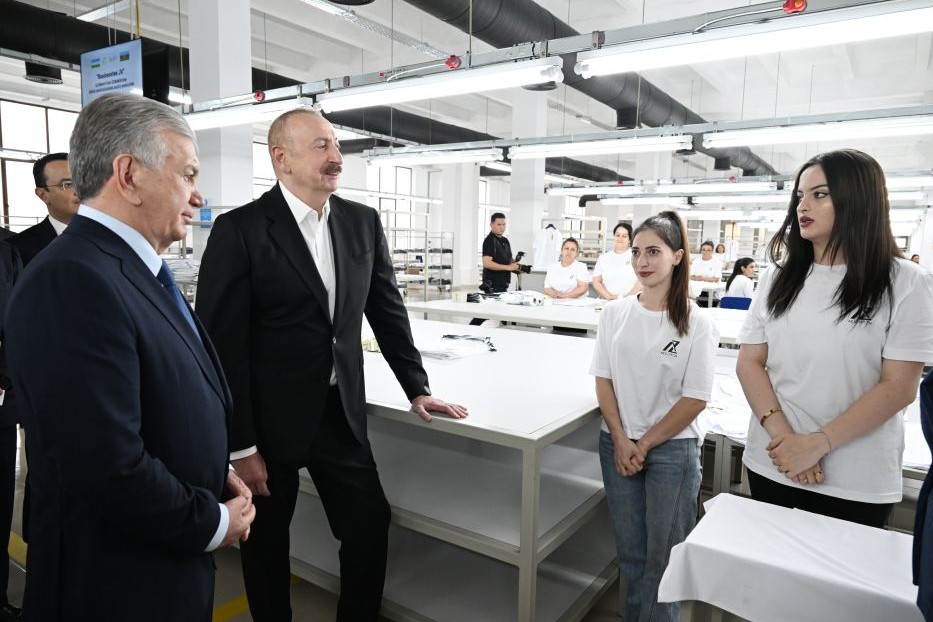Prezident İlham Əliyev və Prezident Şavkat Mirziyoyev Xankəndidəki “Businesstex JV” tikiş fabrikinin fəaliyyəti ilə tanış olublar