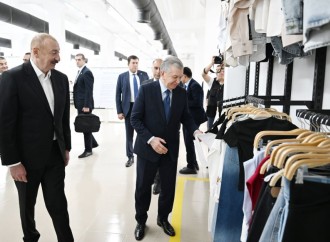 Prezident İlham Əliyev və Prezident Şavkat Mirziyoyev Xankəndidəki “Businesstex JV” tikiş fabrikinin fəaliyyəti ilə tanış olublar