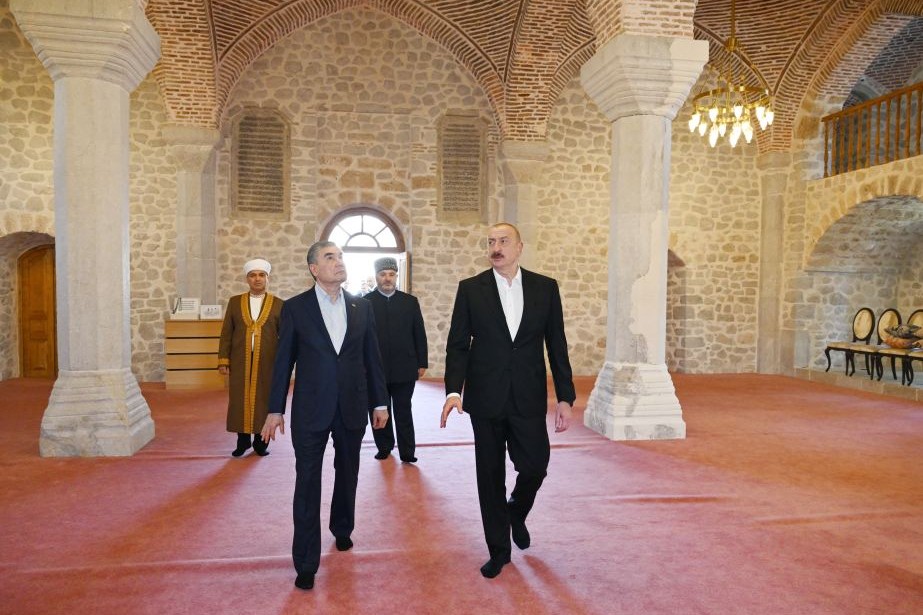 Prezident İlham Əliyev və Türkmənistan Xalq Məsləhətinin sədri Şuşada Yuxarı Gövhər Ağa məscidini ziyarət ediblər